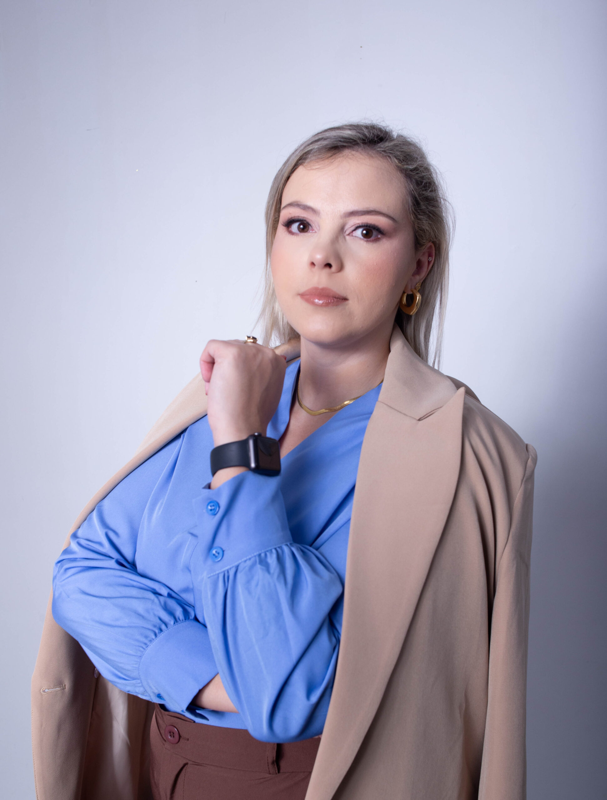 Retrato da Dra. Joyce Danielly Pavesi com postura confiante de blazer bege rosé